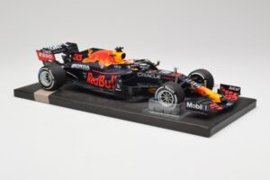 Red Bull RB16B #33 M. Verstappen Dutch GP Winner 2021 Minichamps 1:18 113212533 Metal — zdjęcie 4 z 7