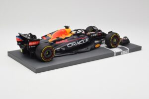 Red Bull RB18 Oracle #1 M. Verstappen Abu Dhabi GP 2022 Winner Minichamps 1:18 113222201 Żywica — zdjęcie 3 z 7