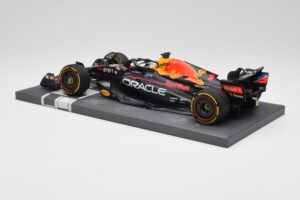 Red Bull RB18 Oracle #1 M. Verstappen Abu Dhabi GP 2022 Winner Minichamps 1:18 113222201 Żywica — zdjęcie 5 z 7