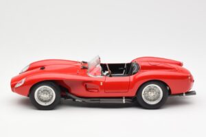 Ferrari 250 Testa Rossa Pontoon Fender Czerwony CMC 1:18 M-071 Metal — zdjęcie 3 z 6