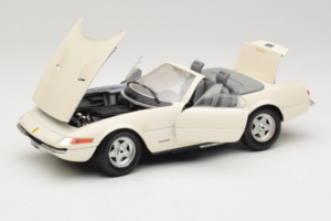 Ferrari 365 GTS/4 Spider Biały Techno Giodi 1:18 40028 Metal — zdjęcie 2 z 8