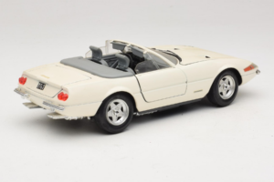 Ferrari 365 GTS/4 Spider Biały Techno Giodi 1:18 40028 Metal — zdjęcie 3 z 8