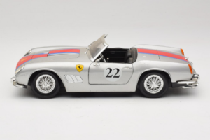 Ferrari California #22 Srebrny Czerwony Pasek 1966 Tonka 1:18 01109-S2 Metal — zdjęcie 4 z 8
