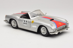 Ferrari California #22 Srebrny Czerwony Pasek 1966 Tonka 1:18 01109-S2 Metal — zdjęcie 6 z 8