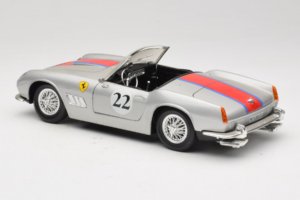 Ferrari California #22 Srebrny Czerwony Pasek 1966 Tonka 1:18 01109-S2 Metal — zdjęcie 7 z 8