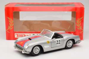 Ferrari California #22 Srebrny Czerwony Pasek 1966 Tonka 1:18 01109-S2 Metal — zdjęcie 8 z 8