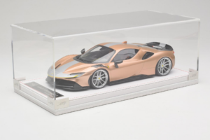 Ferrari SF90 Novitec Złoty Srebrny Pasek IVY 1:18 REMC028 Żywica — zdjęcie 6 z 7
