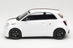 Abarth 500e Biały IXO 1:18 MCG18497 Metal — zdjęcie 3 z 6