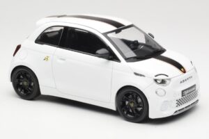 Abarth 500e Biały IXO 1:18 MCG18497 Metal — zdjęcie 4 z 6
