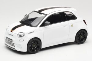 Abarth 500e Biały IXO 1:18 MCG18497 Metal