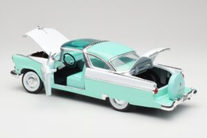 Ford Crown Victoria Seafoam Zielony & Biały Road Legends 1:18 92138 Metal — zdjęcie 4 z 7