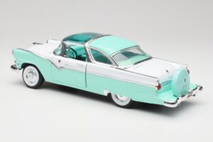 Ford Crown Victoria Seafoam Zielony & Biały Road Legends 1:18 92138 Metal — zdjęcie 6 z 7