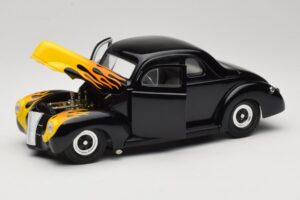 Ford Deluxe Hot Rod Czarny Universal Hobbies 1:18 6002 Metal — zdjęcie 2 z 8