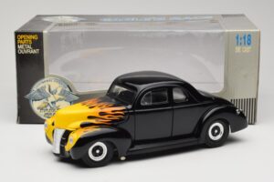 Ford Deluxe Hot Rod Czarny Universal Hobbies 1:18 6002 Metal — zdjęcie 8 z 8