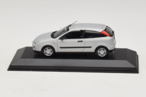 Ford Focus Mk1 3-Door Srebrny Minichamps 1:43 FOCUS005 Metal