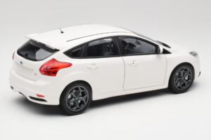 Ford Focus ST Mk2 Biały Minichamps 1:18 110082004 Metal — zdjęcie 3 z 8