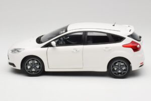 Ford Focus ST Mk2 Biały Minichamps 1:18 110082004 Metal — zdjęcie 4 z 8