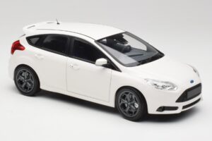Ford Focus ST Mk2 Biały Minichamps 1:18 110082004 Metal — zdjęcie 6 z 8
