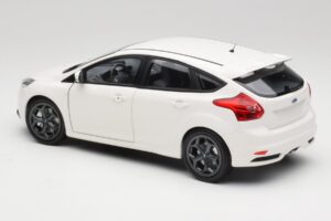 Ford Focus ST Mk2 Biały Minichamps 1:18 110082004 Metal — zdjęcie 7 z 8