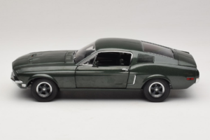 Ford Mustang GT Bullitt z Figurką Steve'a McQueena Greenlight 1:18 12885 Metal — zdjęcie 4 z 8
