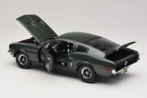 Ford Mustang GT Bullitt z Figurką Steve'a McQueena Greenlight 1:18 12885 Metal — zdjęcie 5 z 8