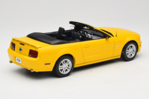 Ford Mustang GT S197 Kabriolet Screaming Yellow AUTOart 1:18 73062 Metal — zdjęcie 3 z 8