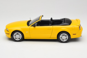 Ford Mustang GT S197 Kabriolet Screaming Yellow AUTOart 1:18 73062 Metal — zdjęcie 4 z 8