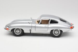 Jaguar E-Type Series 1 Srebrny Bburago 1:18 3018-M2 Metal — zdjęcie 4 z 8
