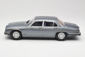 Jaguar XJ Series III Metallic Grey MCG 1:18 MCG18177 Metal — zdjęcie 3 z 6