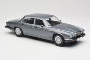 Jaguar XJ Series III Metallic Grey MCG 1:18 MCG18177 Metal — zdjęcie 4 z 6