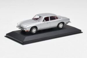 Jaguar XJ12 Series II Srebrny Minichamps 1:43 400130401 Metal — zdjęcie 2 z 4