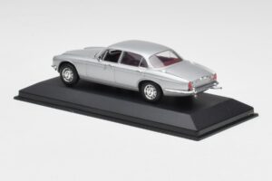 Jaguar XJ12 Series II Srebrny Minichamps 1:43 400130401 Metal — zdjęcie 3 z 4