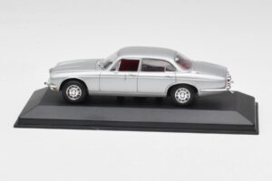 Jaguar XJ12 Series II Srebrny Minichamps 1:43 400130401 Metal