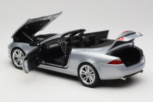 Jaguar XK X150 Kabriolet Srebrny Minichamps 1:18 153130533 Metal — zdjęcie 5 z 8