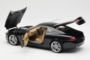 Jaguar XK-R X150 Midnight Czarny AUTOart 1:18 73632 Metal — zdjęcie 5 z 8