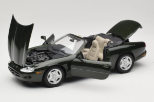 Jaguar XK8 Green Metallic Jasno Szary Wnętrze Maisto 1:18 31836 Metal — zdjęcie 2 z 8