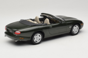 Jaguar XK8 Green Metallic Jasno Szary Wnętrze Maisto 1:18 31836 Metal — zdjęcie 3 z 8