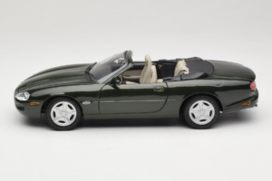Jaguar XK8 Green Metallic Jasno Szary Wnętrze Maisto 1:18 31836 Metal — zdjęcie 4 z 8