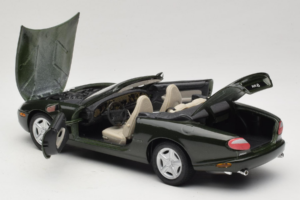 Jaguar XK8 Green Metallic Jasno Szary Wnętrze Maisto 1:18 31836 Metal — zdjęcie 5 z 8