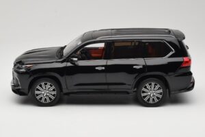 Lexus LX570 J200 Czarny LCD 1:18 LCD18010-BL Metal — zdjęcie 4 z 8