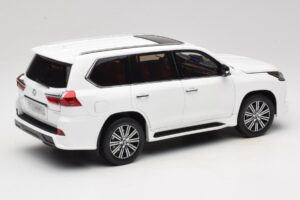 Lexus LX570 J200 Biały LCD 1:18 LCD18010-WH Metal — zdjęcie 3 z 8