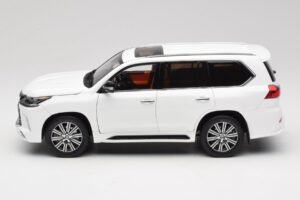Lexus LX570 J200 Biały LCD 1:18 LCD18010-WH Metal — zdjęcie 4 z 8