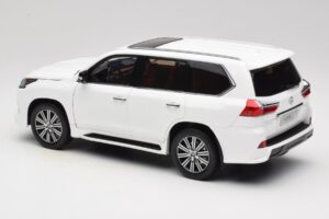 Lexus LX570 J200 Biały LCD 1:18 LCD18010-WH Metal — zdjęcie 7 z 8