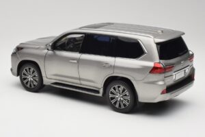 Lexus LX570 Sonic Tytanowy Kyosho 1:18 08955T Metal — zdjęcie 7 z 8