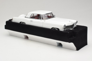 Lincoln Continental Mark II Biały Road Signature 1:18 20078-P1 Metal — zdjęcie 4 z 6