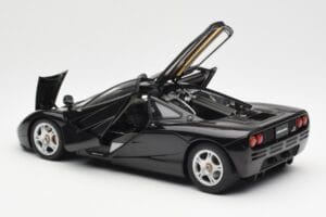 McLaren F1 Road Car Czarny AUTOart 1:18 76002 Metal — zdjęcie 5 z 8