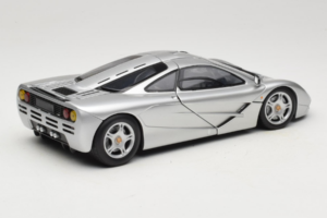 McLaren F1 Srebrny UT Models 1:18 530133180-R1 Metal — zdjęcie 3 z 8