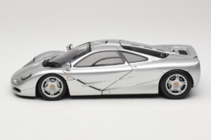 McLaren F1 Srebrny UT Models 1:18 530133180-R1 Metal — zdjęcie 4 z 8