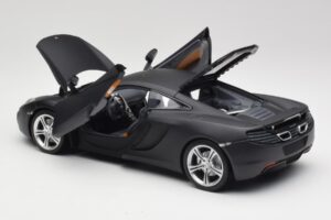 McLaren MP4-12C Matt Satellite Szary Minichamps 1:18 110133024 Metal — zdjęcie 5 z 8