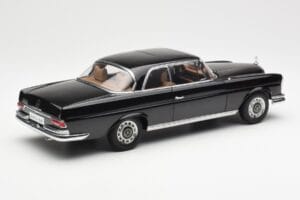 Mercedes 280 SE W111 Coupe Czarny AUTOart 1:18 76286 Metal — zdjęcie 3 z 8